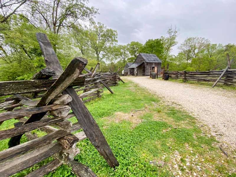 Farmhouse and kitchen at Yorktown